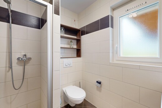 bad mit dusche, komplettes badezimmer, tile wall, fliesenwand, und natural light