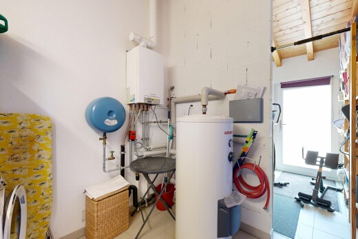 wäschekammer mit wasserkocher, drywall, gipskartonwand, natural light, und natürliches licht