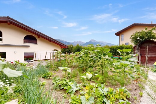 außenansicht mit from property, stuckverkleidung, blick auf die berge, mountain view, und day time