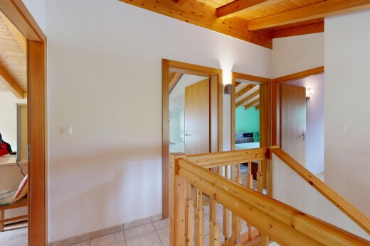 halle / korridor mit beamed ceiling, balkendecke, wood ceiling, holzdecke, und inside property