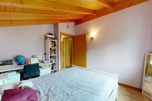 zimmer / schlafzimmer mit inside property, drywall, gipskartonwand, vaulted ceiling, und dachschräge