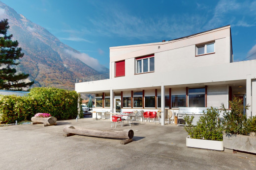 außenansicht mit terrasse, blick auf die berge, und balkon