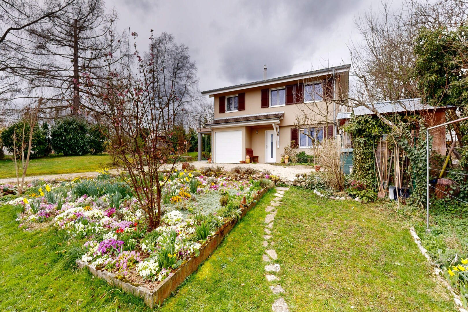 jardin avec property visible, overcast, et pelouse