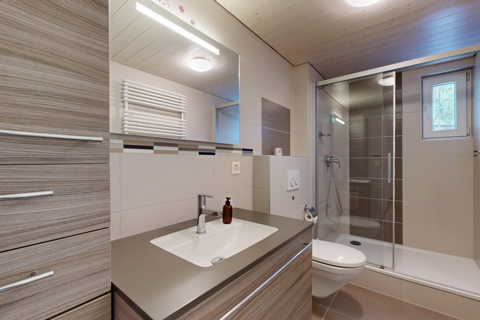 salle de bains avec lavabo (ou coiffeuse selon le contexte), radiateur, douche, salle de bain complète, et inside property