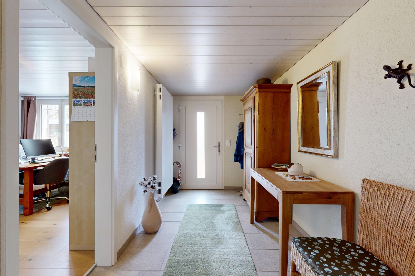 couloir avec espace bureau, inside property, natural light, lumière naturelle, et light floor