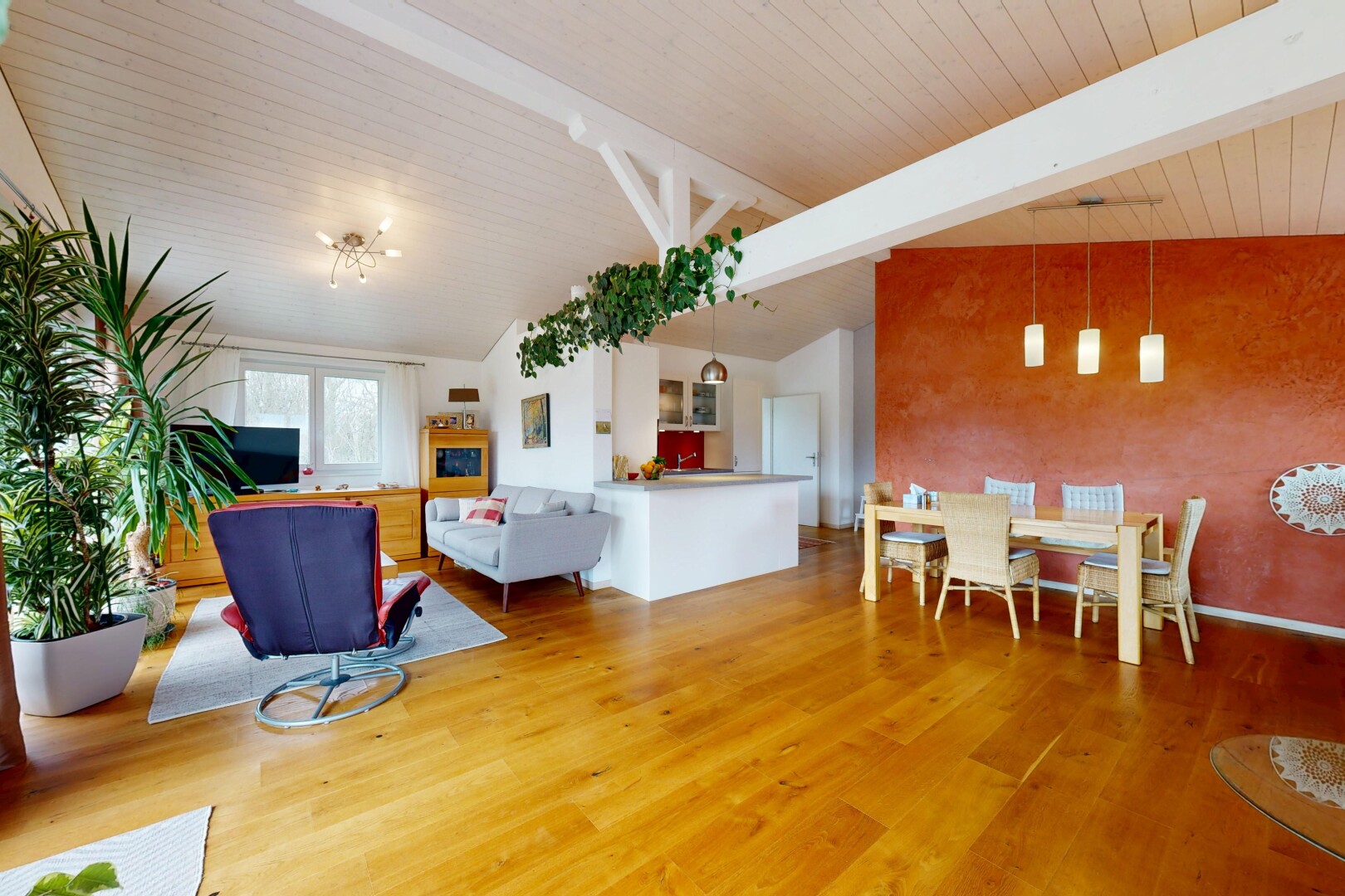salon / salle à manger avec beamed ceiling, plafond à poutres, inside property, natural light, et lumière naturelle