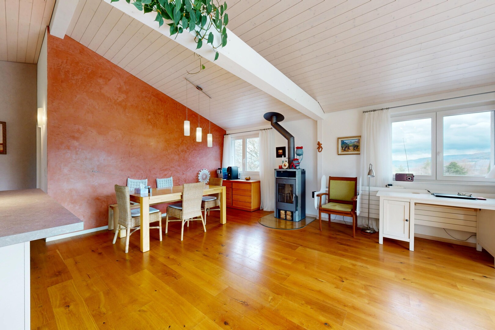 salle à manger avec beamed ceiling, plafond à poutres, vaulted ceiling, plafond voûté, et poêle à bois