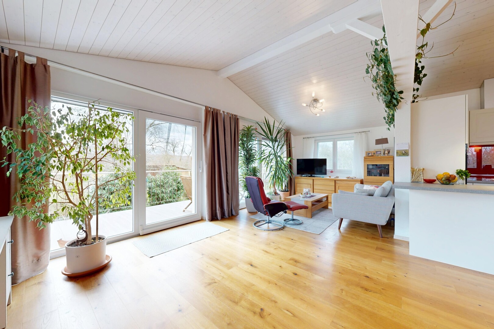 salon avec inside property, vaulted ceiling, plafond voûté, natural light, et lumière naturelle