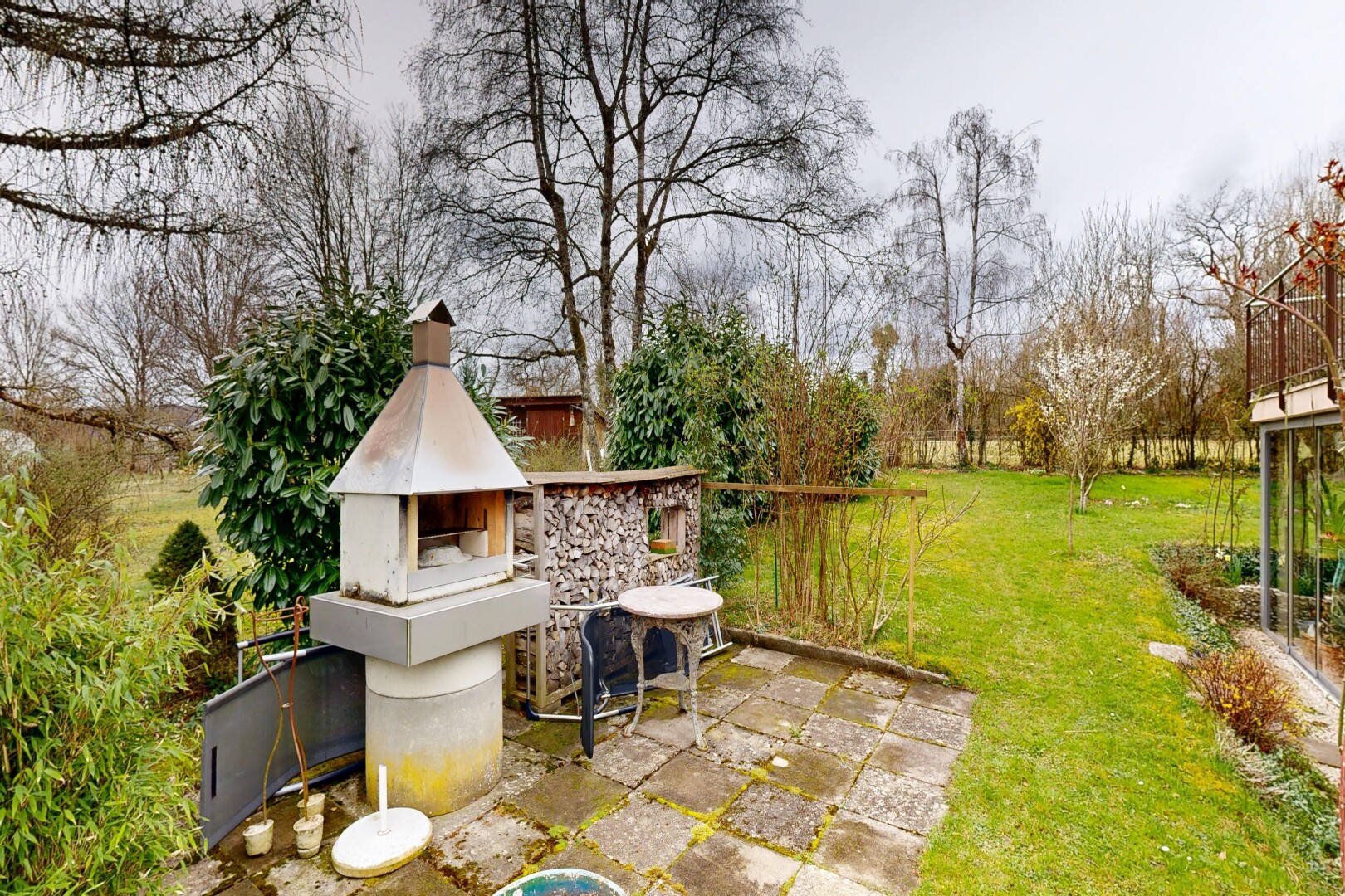 jardin avec overcast, pelouse, from property, et terrasse