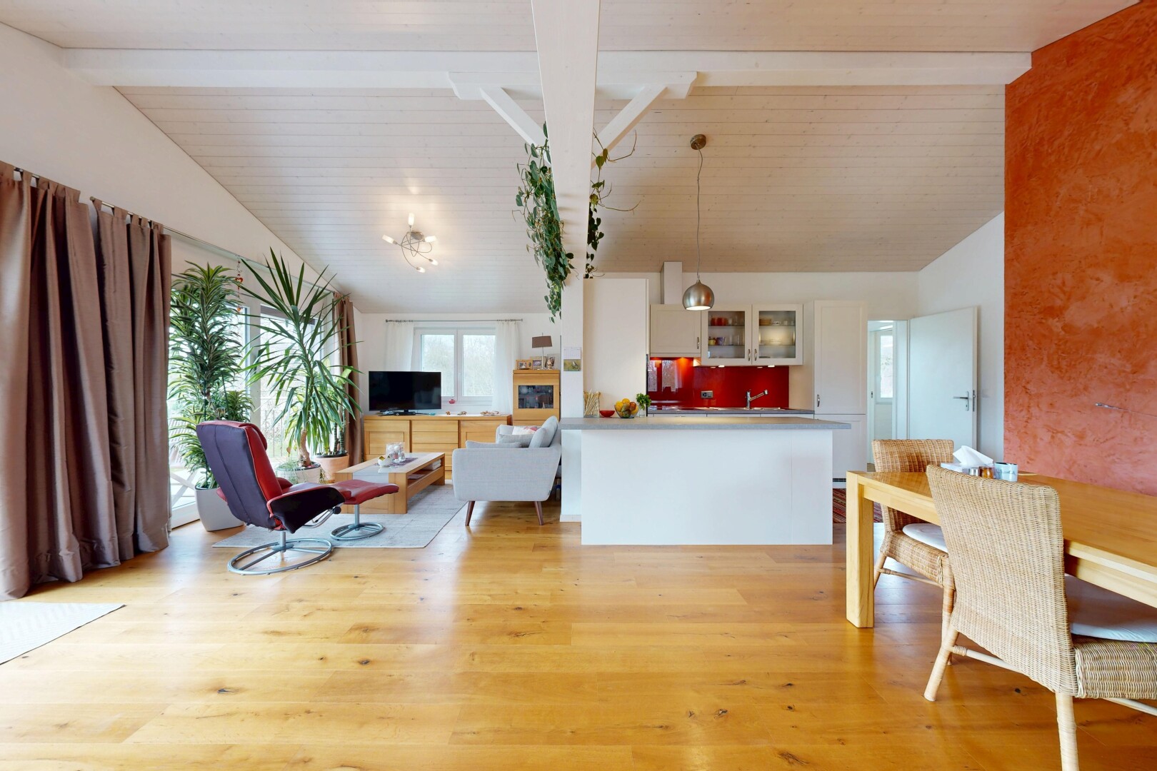 salon / salle à manger avec plafond voûté, vaulted ceiling, lumière naturelle, natural light, et inside property