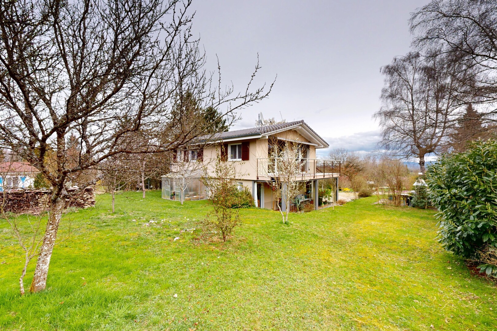 façade avec property visible, pelouse, et terrasse