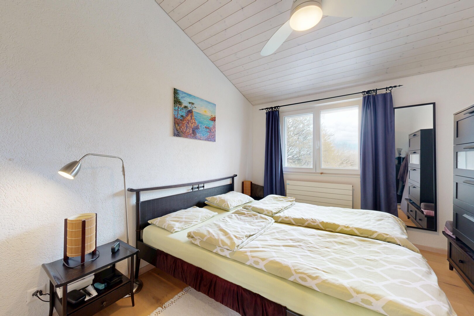 chambre avec lumière naturelle, natural light, ventilateur de plafond, inside property, et sol en finition bois