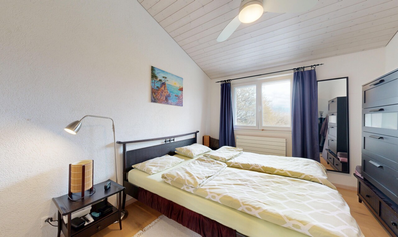 chambre avec lumière naturelle, natural light, ventilateur de plafond, inside property, et sol en finition bois