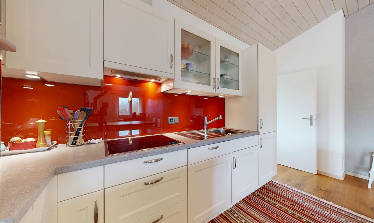 cuisine avec armoires blanches, white cabinets, hotte, plafond en bois, et wood ceiling