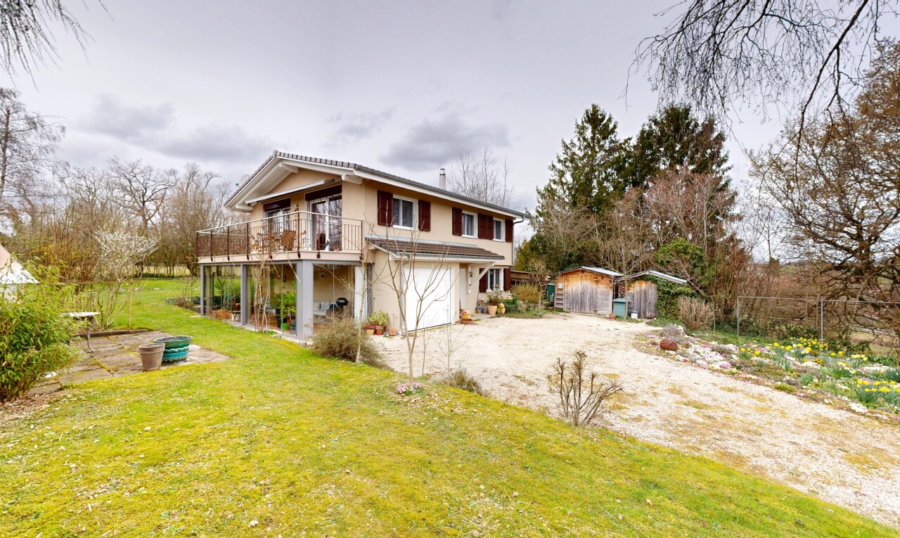 façade avec allée, overcast, property visible, pelouse, et garage intégré