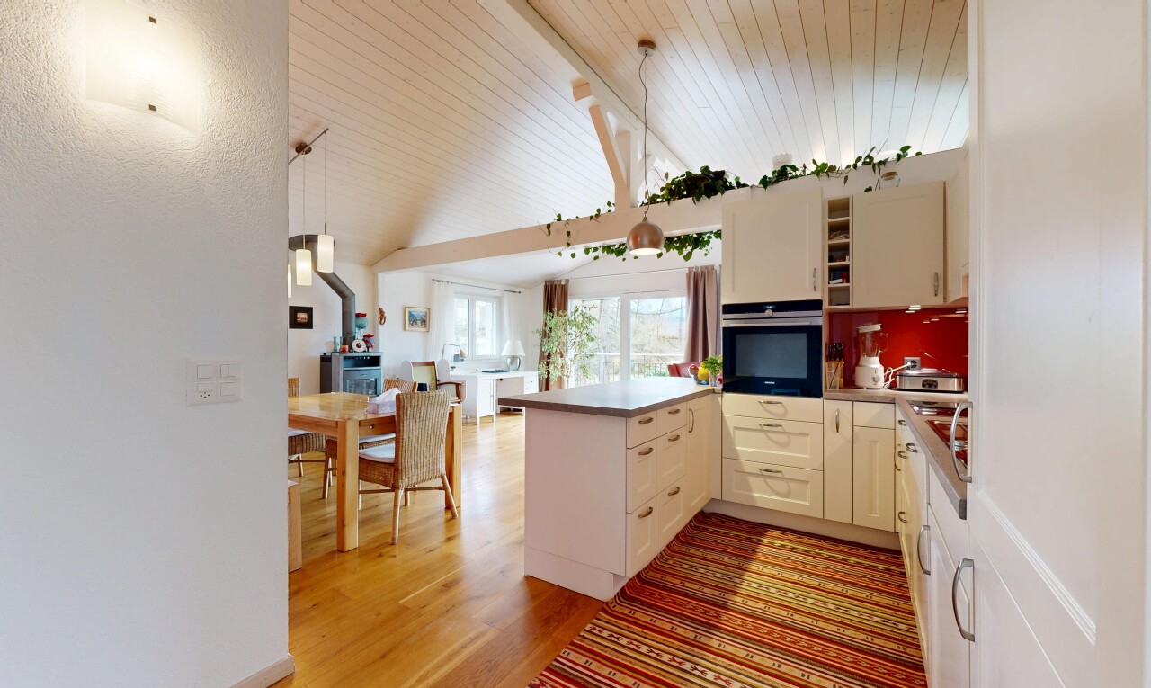 cuisine avec péninsule de cuisine, kitchen peninsula, inside property, four, et ouvert sur l'espace de vie