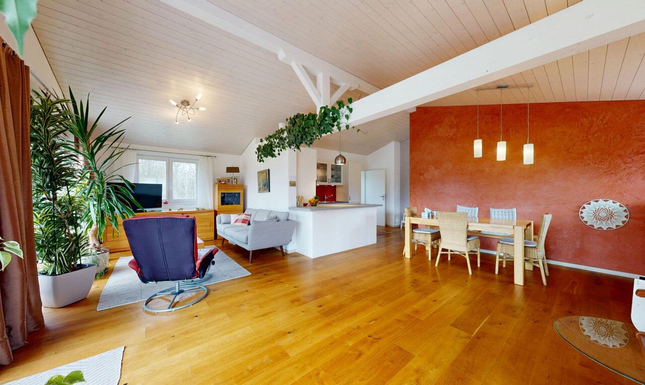 salon / salle à manger avec beamed ceiling, plafond à poutres, inside property, natural light, et lumière naturelle