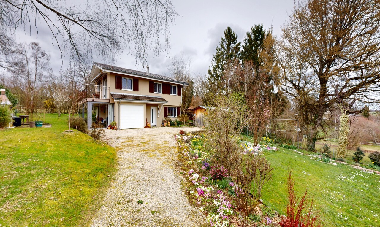 façade avec balcon, pelouse, property visible, allée, et garage intégré