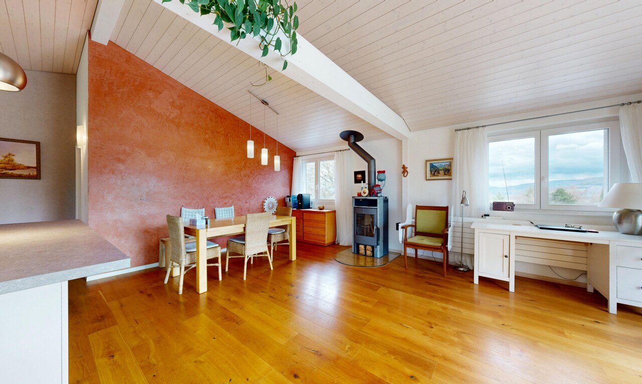 salle à manger avec beamed ceiling, plafond à poutres, vaulted ceiling, plafond voûté, et poêle à bois