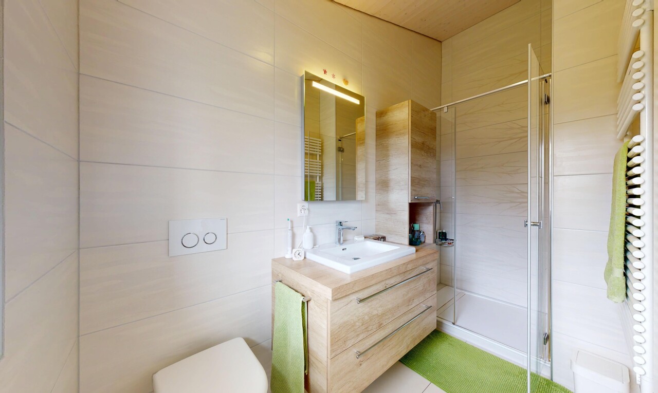 salle de bains avec salle de bain complète, douche, lavabo (ou coiffeuse selon le contexte), tile wall, et mur en carrelage