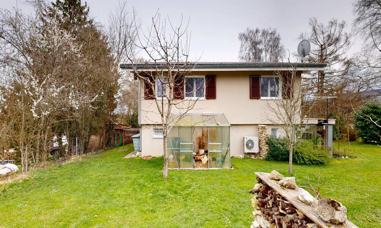 façade avec serre, structure extérieure, property visible, pelouse, et overcast
