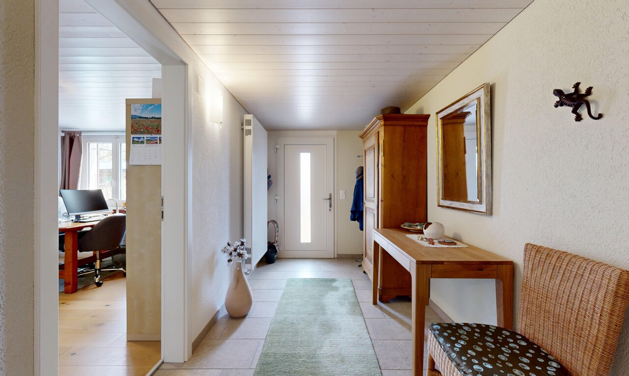 couloir avec espace bureau, inside property, natural light, lumière naturelle, et light floor