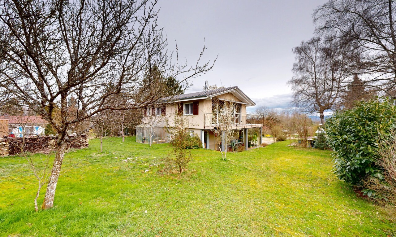 façade avec property visible, pelouse, et terrasse