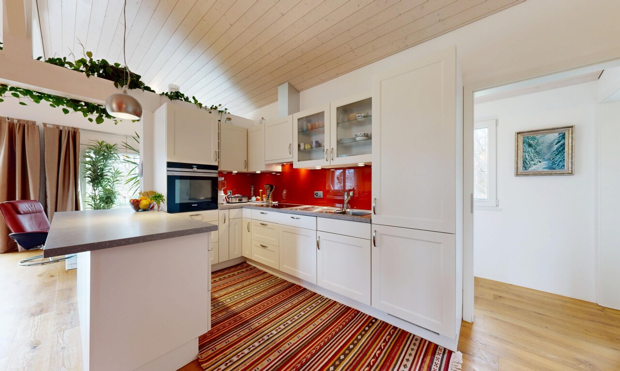 cuisine avec armoires de style shaker, shaker cabinets, armoires avec insert en verre, glass insert cabinets, et four