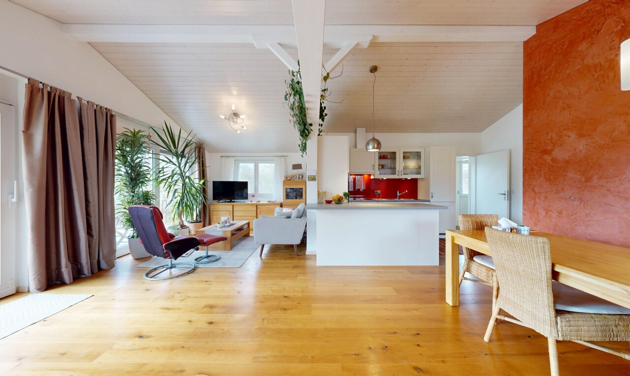 salon / salle à manger avec plafond voûté, vaulted ceiling, lumière naturelle, natural light, et inside property
