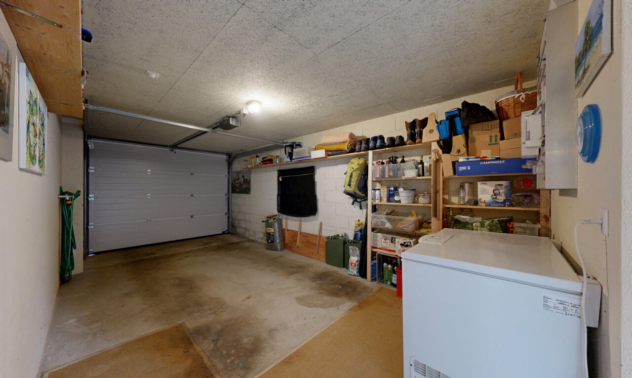 parking avec chest freezer et inside property