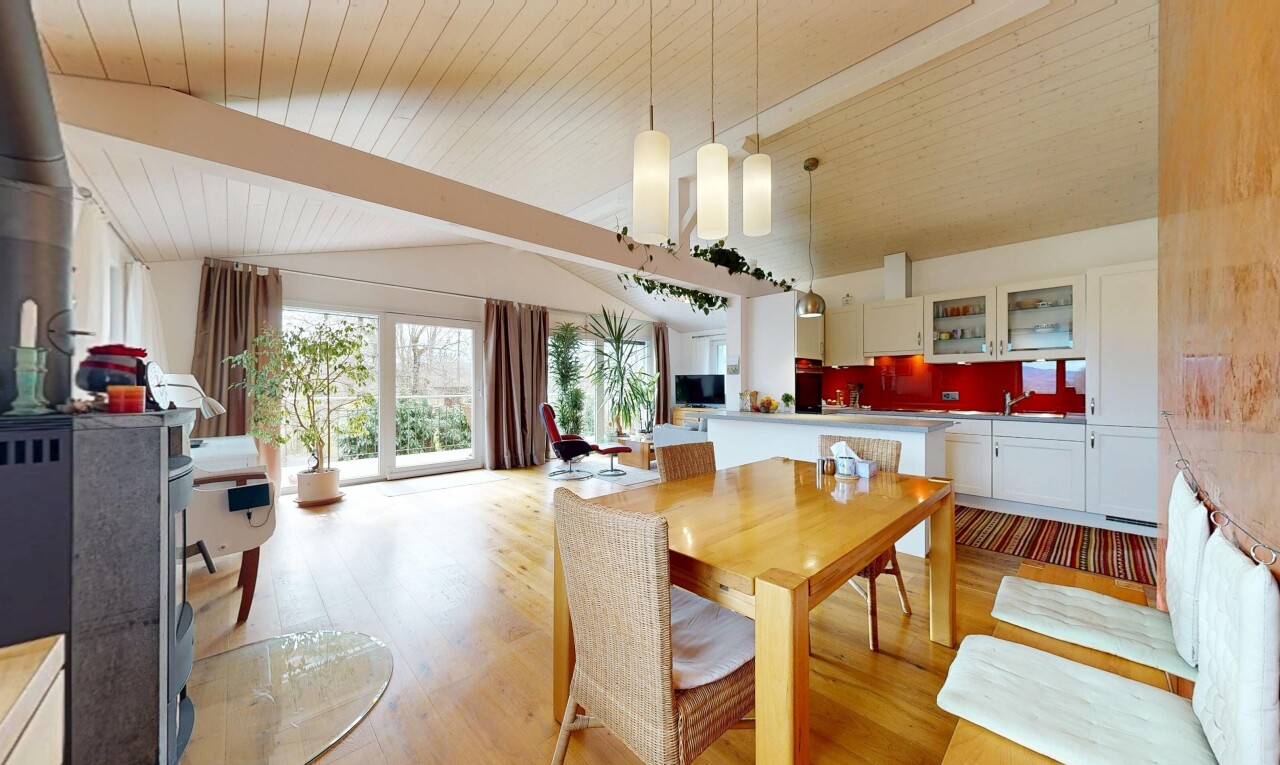 salle à manger avec inside property, wood finish floor, sol en finition bois, natural light, et lumière naturelle
