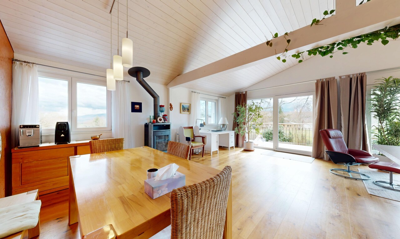 salle à manger avec inside property, lumière naturelle, natural light, poêle à bois, et sol en finition bois