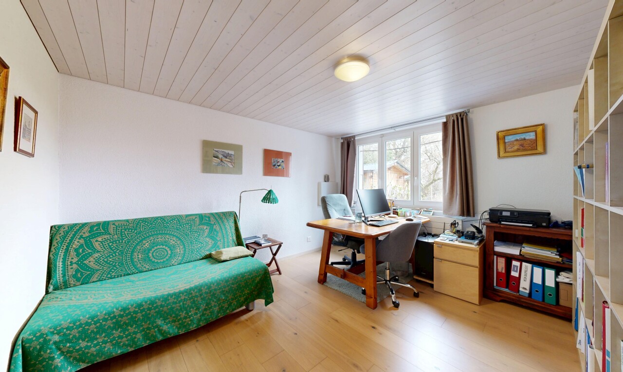 bureau avec espace bureau, lumière naturelle, natural light, inside property, et plafond en bois