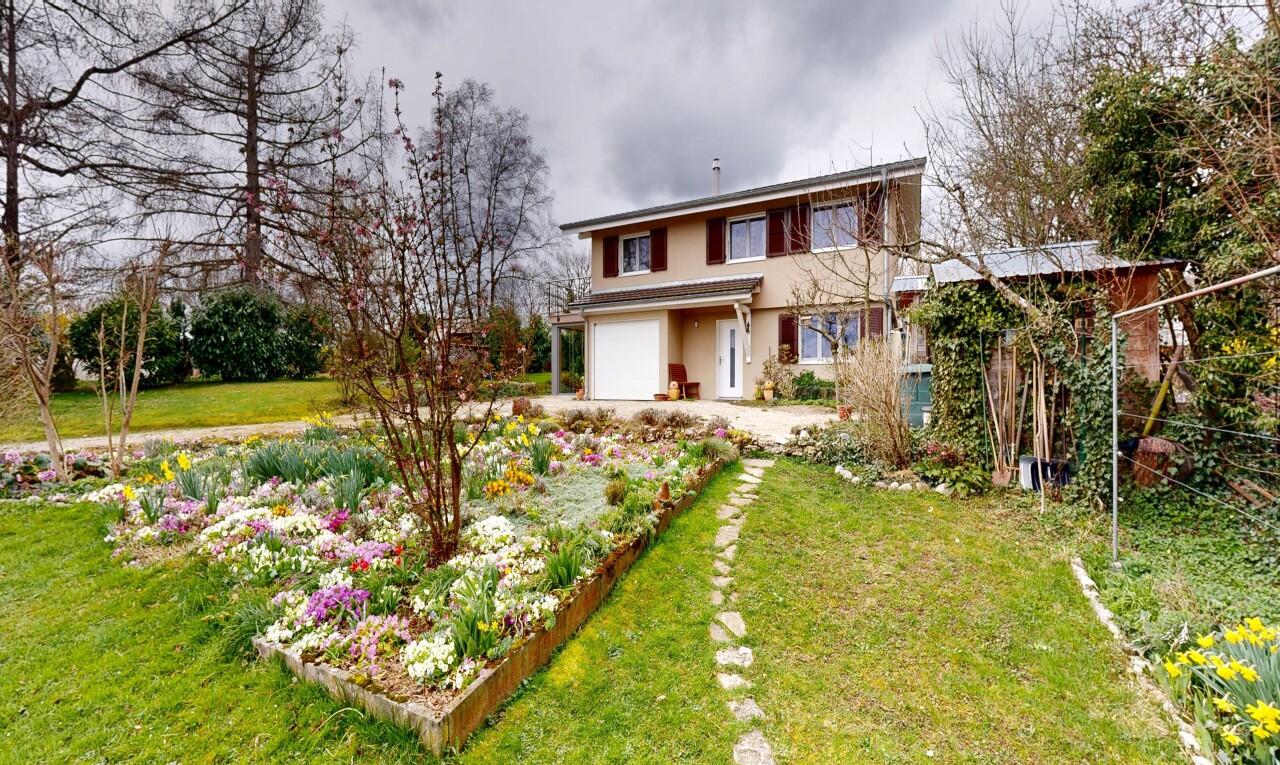 jardin avec property visible, overcast, et pelouse