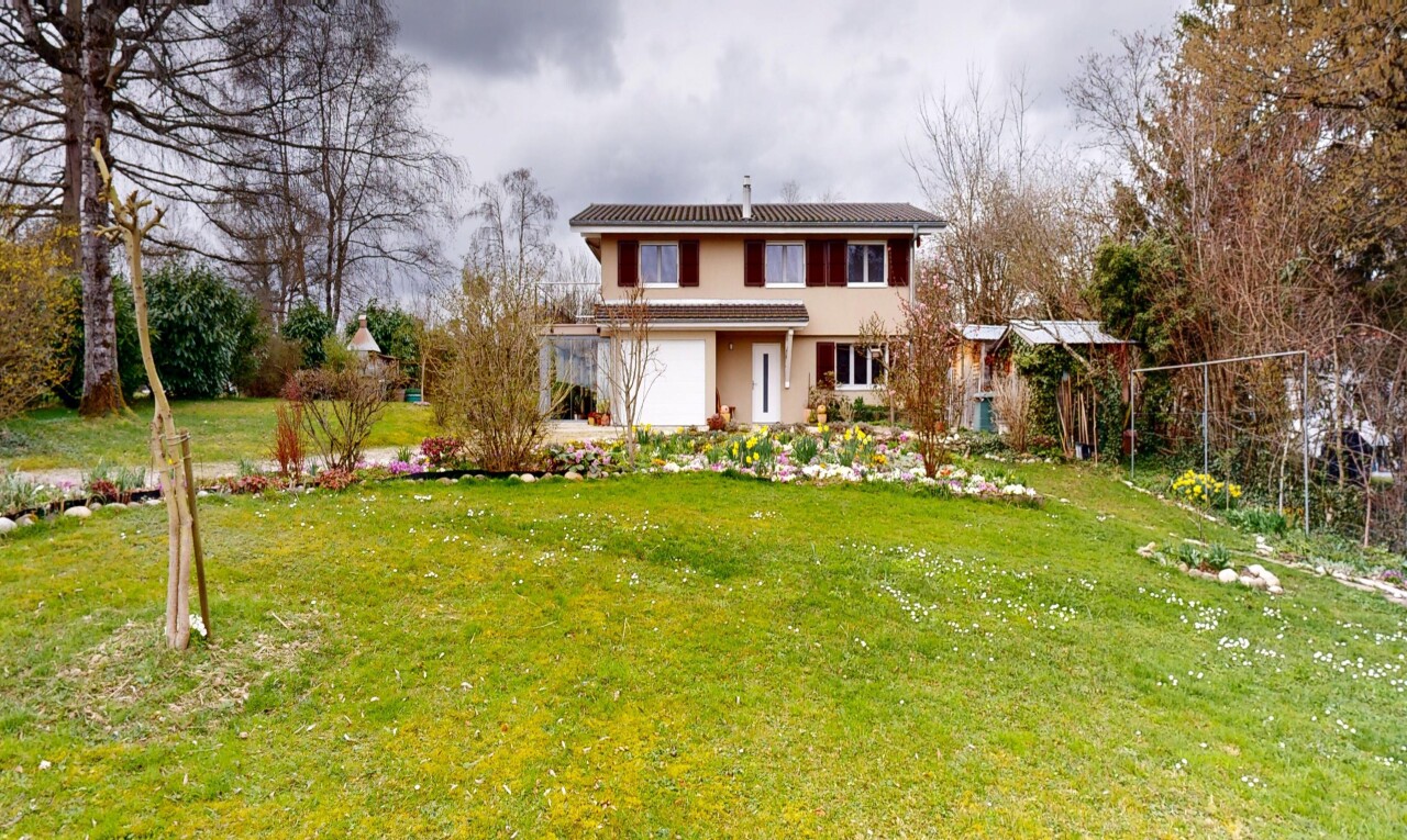façade avec property visible, overcast, pelouse, et bardage en stuc