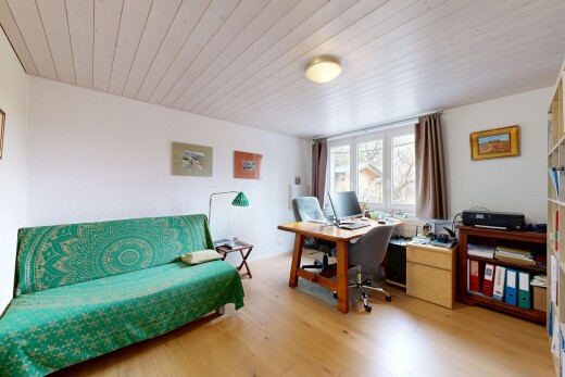 bureau avec espace bureau, lumière naturelle, natural light, inside property, et plafond en bois