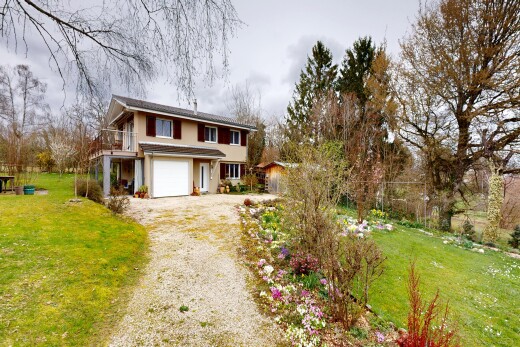 façade avec balcon, pelouse, property visible, allée, et garage intégré
