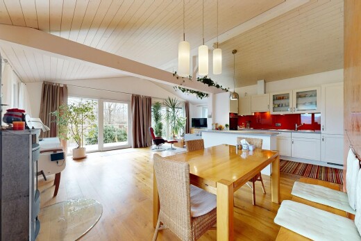 salle à manger avec inside property, wood finish floor, sol en finition bois, natural light, et lumière naturelle