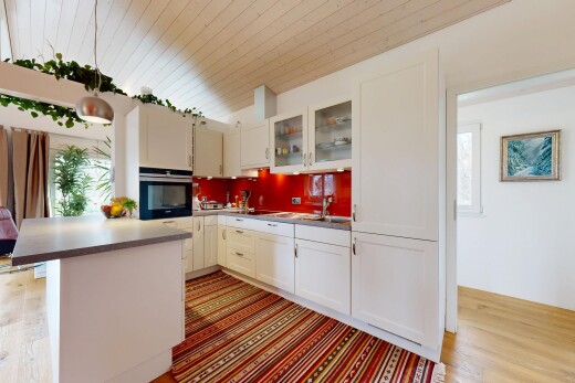 cuisine avec armoires de style shaker, shaker cabinets, armoires avec insert en verre, glass insert cabinets, et four