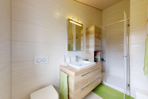 salle de bains avec salle de bain complète, douche, lavabo (ou coiffeuse selon le contexte), tile wall, et mur en carrelage