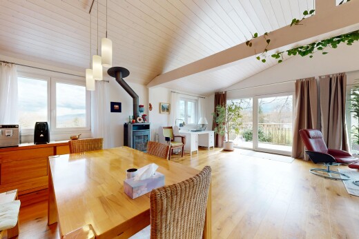 salle à manger avec inside property, lumière naturelle, natural light, poêle à bois, et sol en finition bois
