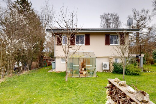 façade avec serre, structure extérieure, property visible, pelouse, et overcast
