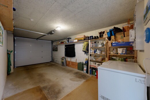 parking avec chest freezer et inside property