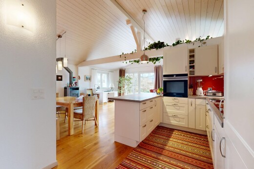 cuisine avec péninsule de cuisine, kitchen peninsula, inside property, four, et ouvert sur l'espace de vie