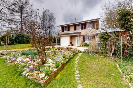 jardin avec property visible, overcast, et pelouse