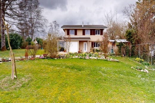 façade avec property visible, overcast, pelouse, et bardage en stuc
