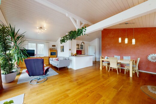 salon / salle à manger avec beamed ceiling, plafond à poutres, inside property, natural light, et lumière naturelle