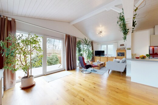 salon avec inside property, vaulted ceiling, plafond voûté, natural light, et lumière naturelle