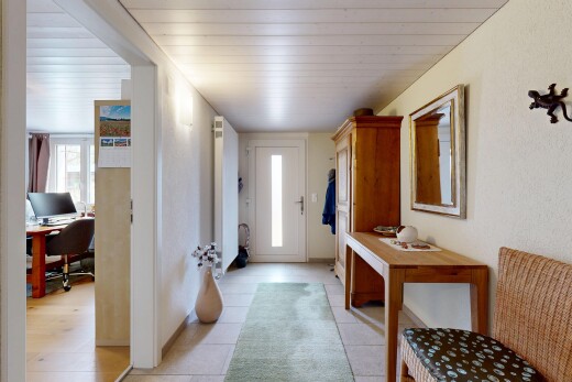 couloir avec espace bureau, inside property, natural light, lumière naturelle, et light floor