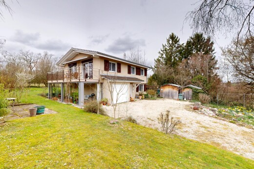 façade avec allée, overcast, property visible, pelouse, et garage intégré